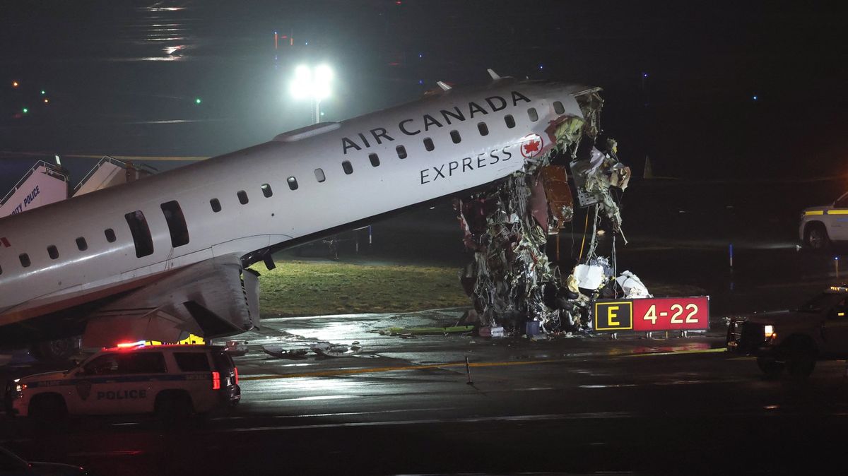 Letadlo v New Yorku se po přistání srazilo s hasičským vozem
